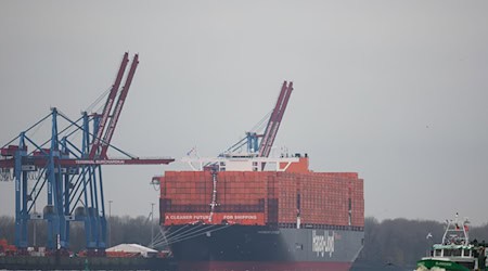 Die «Hamburg Express» von Hapag-Lloyd fährt künftig das Containerterminal in Wilhelmshaven an. (Archivbild)  / Foto: Christian Charisius/dpa