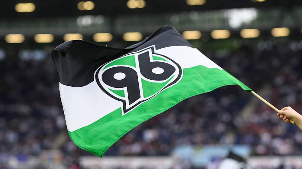 Hannover 96 spielt gegen Magdeburg in einem Sondertrikot gegen Rassismus. / Foto: Swen Pförtner/dpa