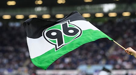 Hannover 96 spielt gegen Magdeburg in einem Sondertrikot gegen Rassismus. / Foto: Swen Pförtner/dpa