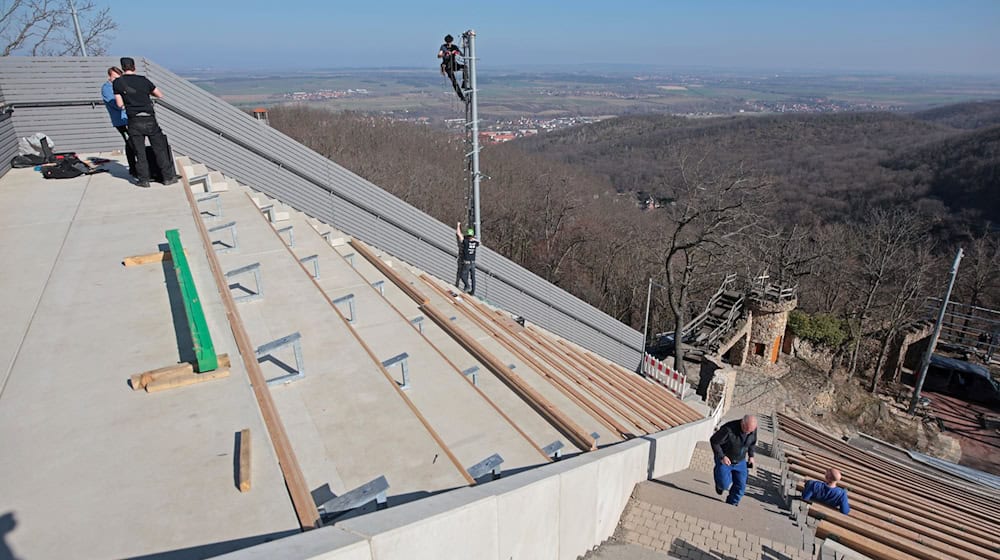 Die Freilichtbühne auf dem Hexentanzplatz steht nach Jahren der Modernisierung und des Umbaus vor der Wiedereröffnung.  / Foto: Matthias Bein/dpa