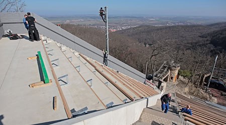 Die Freilichtbühne auf dem Hexentanzplatz steht nach Jahren der Modernisierung und des Umbaus vor der Wiedereröffnung.  / Foto: Matthias Bein/dpa