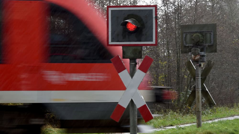 Die Zahl der Bahnübergänge im Norden wird weniger (Archivbild) / Foto: Carsten Rehder/dpa