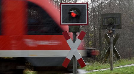 Die Zahl der Bahnübergänge im Norden wird weniger (Archivbild) / Foto: Carsten Rehder/dpa