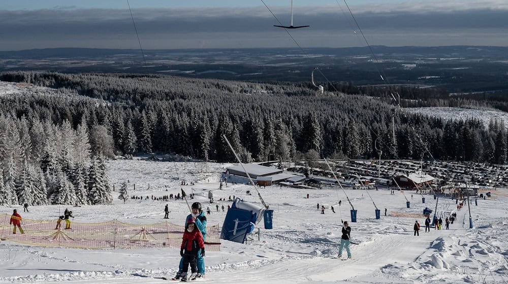 Zum Saisonabschluss in Badehose auf den Wurmberg: Die Wurmbergseilbahn lockt Skifahrer im luftigen Sommer-Outfit. (Archivbild) / Foto: Swen Pförtner/dpa