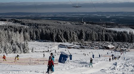 Zum Saisonabschluss in Badehose auf den Wurmberg: Die Wurmbergseilbahn lockt Skifahrer im luftigen Sommer-Outfit. (Archivbild) / Foto: Swen Pförtner/dpa