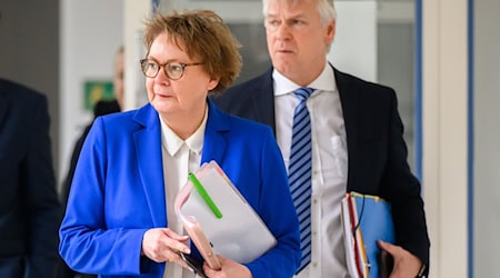 Innenministerin Daniela Behrens und Landespolizeipräsident Axel Brockmann stellen die Kriminalstatistik 2024 vor. (Archivbild) / Foto: Julian Stratenschulte/dpa