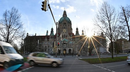 Sonnig, wie hier über Hannovers Rathaus soll es auch im Laufe der nächsten Woche über Niedersachsen und Bremen werden. (Symbolbild) / Foto: Ella Wenzel/dpa