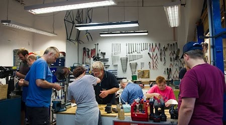 Repair Cafés sollen für ihre Unterstützung für Verbraucher selbst auch gefördert werden. (Archivbild)   / Foto: picture alliance / dpa