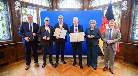 Mit einem neuen Investitionspakt stellt das Land 600 Millionen Euro für Projekte in Städten und Gemeinden bereit. / Foto: Julian Stratenschulte/dpa