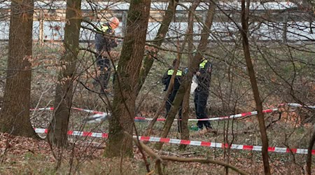 Leichenfund am helllichten Tag: Die Polizei wurde um 13.37 Uhr alarmiert. / Foto: Sebastian Peters/NEWS5/dpa