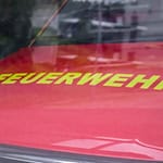 Die Feuerwehr löscht den Brand in einer Küche. (Symbolbild) / Foto: Daniel Vogl/dpa