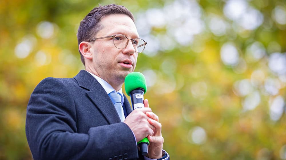 Niedersachsens Wissenschaftsminister Falko Mohrs will die Testanlage für die Hyperloop-Technologie auf dem Campus der Hochschule Emden eröffnen. (Archivbild) / Foto: Moritz Frankenberg/dpa