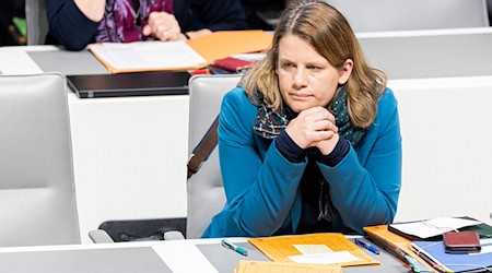 Kultusministerin Julia Willie Hamburg (Grüne) zeigt sich offen für bundesweite Regeln zur Handynutzung in Schulen. (Archivfoto) / Foto: Michael Matthey/dpa