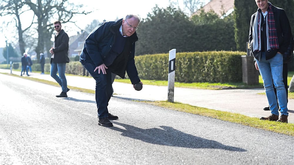 Niedersachsens Ministerpräsident Stephan Weil kommt inzwischen jedes Jahr zum Landschaftsboßeln nahe Aurich in Ostfriesland.  / Foto: Lars Penning/dpa