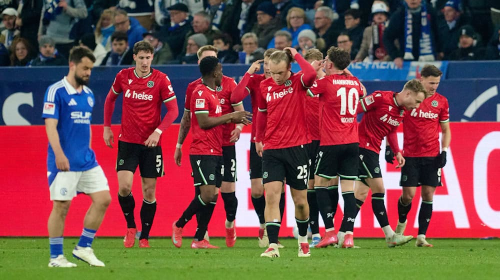 Riesiger Jubel: Hannover hat das Spiel auf Schalke spät gedreht. / Foto: Bernd Thissen/dpa