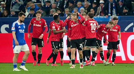 Riesiger Jubel: Hannover hat das Spiel auf Schalke spät gedreht. / Foto: Bernd Thissen/dpa