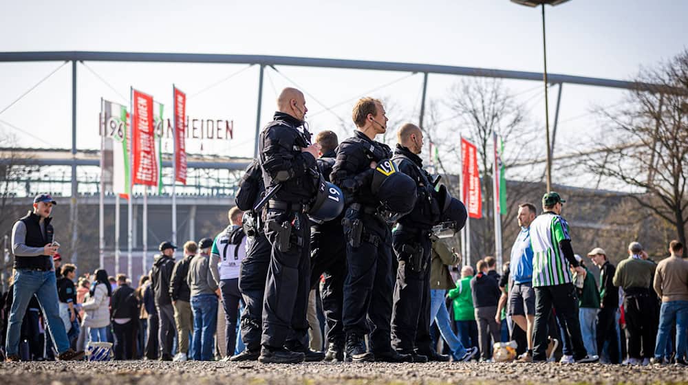 Trotz hoher Polizeipräsenz kam es beim Derby zwischen Hannover 96 und Eintracht Braunschweig erneut zu Zwischenfällen. (Archivbild) / Foto: Moritz Frankenberg/dpa