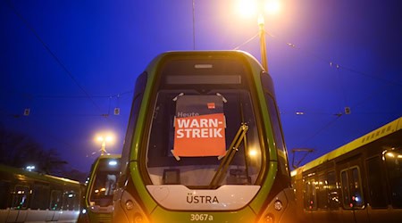 Morgen stehen auch die Stadtbahnen der Üstra in Hannover still (Symbolbild). / Foto: Julian Stratenschulte/dpa