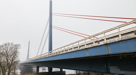 Eine neue Verkehrsführung auf der A1 soll die marode Norderelbbrücke schonen. (Archivbild) / Foto: Christian Charisius/dpa