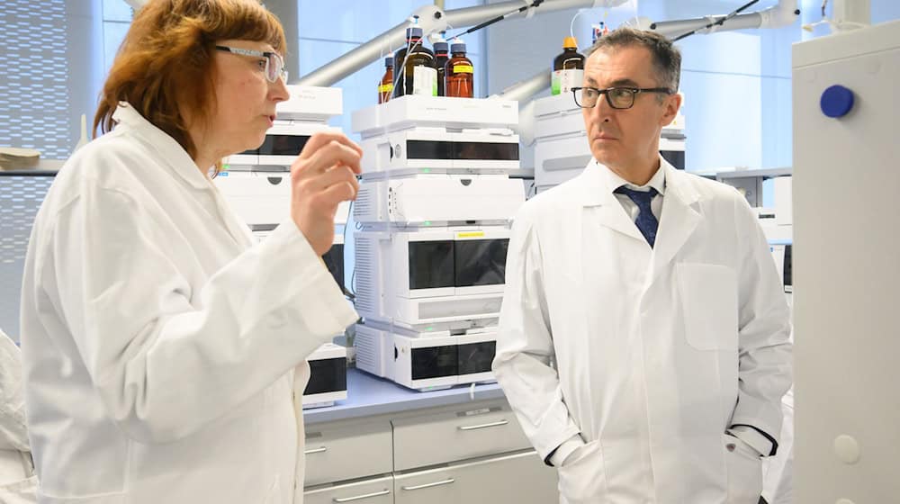 Bundesforschungsminister Cem Özdemir wirbt beim Besuch von Wissenschaftseinrichtungen in Braunschweig um besorgte US-Forscher.  / Foto: Julian Stratenschulte/dpa