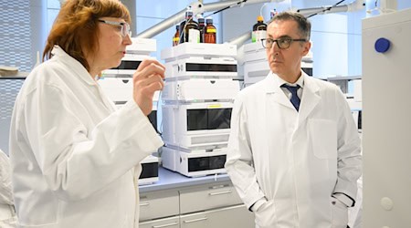 Bundesforschungsminister Cem Özdemir wirbt beim Besuch von Wissenschaftseinrichtungen in Braunschweig um besorgte US-Forscher.  / Foto: Julian Stratenschulte/dpa