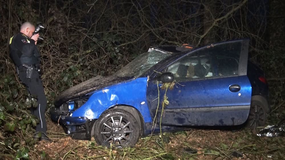 Ein Pizzalieferant ist im Landkreis Emsland mit seinem Auto verunglückt. / Foto: Marco Schlösser/Nord-West-Media/dpa