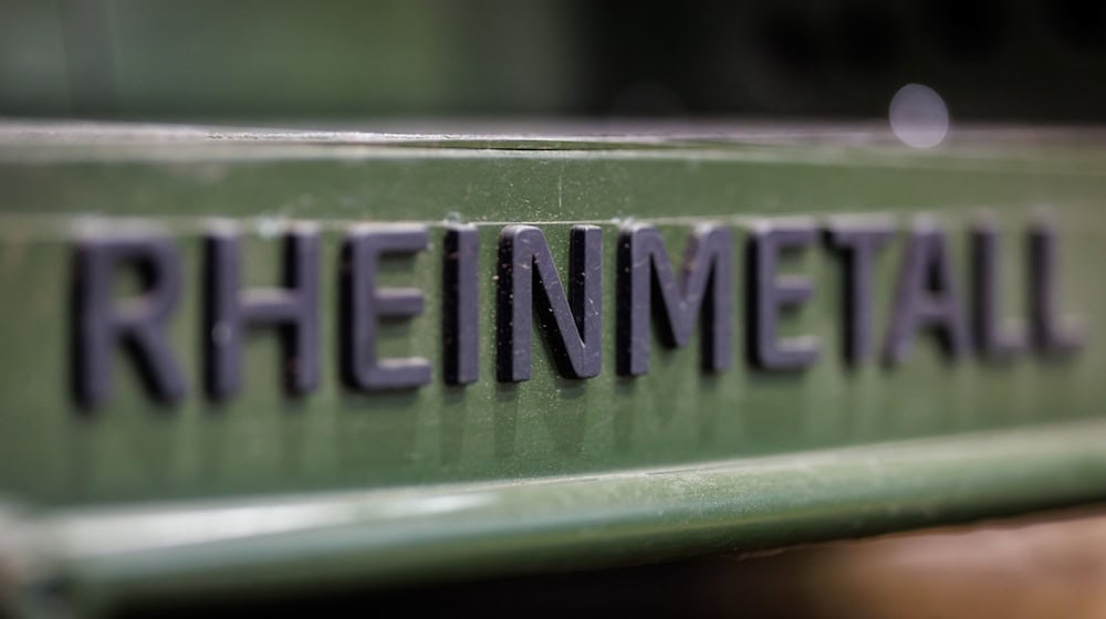 Rheinmetall-Logo auf einem Militärfahrzeug - die Nachfrage nach den Rüstungsgütern des Düsseldorfer Unternehmens ist stark gestiegen. / Foto: Daniel Karmann/dpa