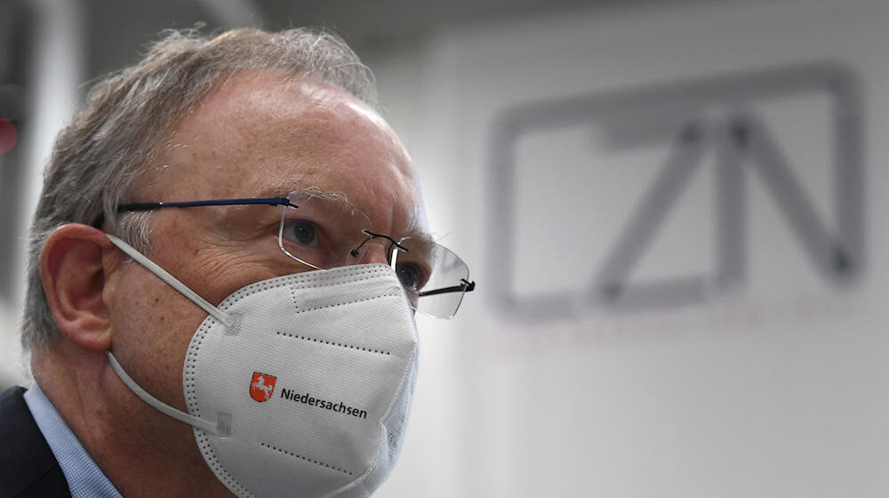 Ministerpräsident Stephan Weil im Logistikzentrum Niedersachsen, wo die Schutzmasken gelagert wurden. (Archivbild) / Foto: Swen Pförtner/dpa