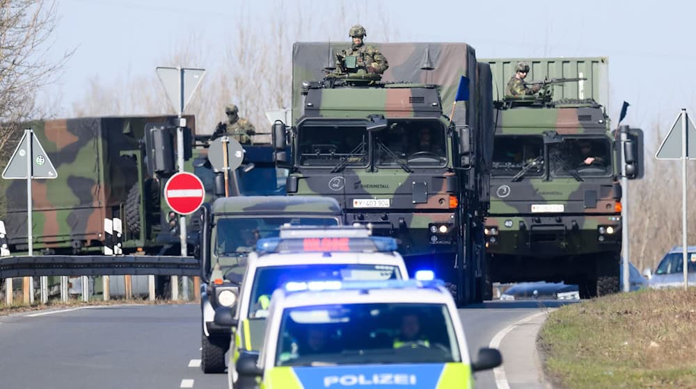 Ungewöhnliches Bild: Schwerbewaffnete Soldaten fahren durch Hannover. / Foto: Julian Stratenschulte/dpa