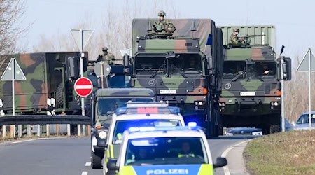 Ungewöhnliches Bild: Schwerbewaffnete Soldaten fahren durch Hannover. / Foto: Julian Stratenschulte/dpa