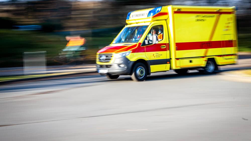 In Bremen ist ein Sanitäter im Einsatz selbst verletzt worden. (Symbolbild)   / Foto: Sina Schuldt/dpa