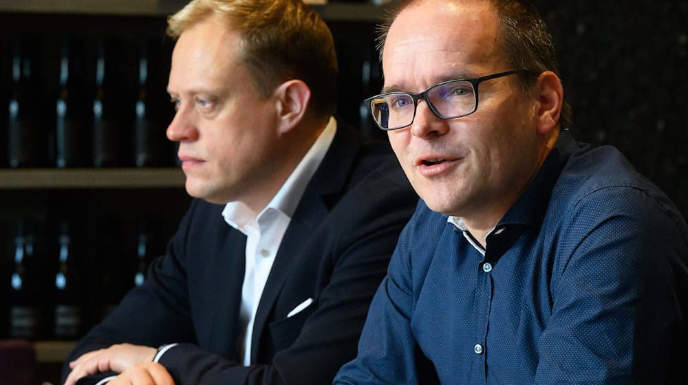 Grant Hendrik Tonne (SPD, r), Fraktionsvorsitzender, und Wiard Siebels (SPD), Parlamentarischer Geschäftsführer wollen unter anderem stärker gegen Hass und Desinformation im Netz vorgehen.   / Foto: Julian Stratenschulte/dpa