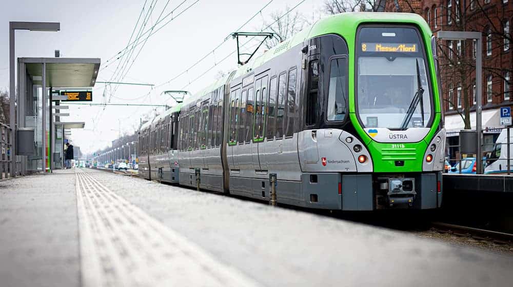 In Hannover ist das Nahverkehrsangebot kaum gewachsen. (Archivbild) / Foto: Moritz Frankenberg/dpa