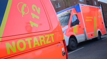 Rettungskräfte bargen die Frau nach ihrem Sturz in die Biogasanlage. (Symbolbild) / Foto: Julian Stratenschulte/dpa