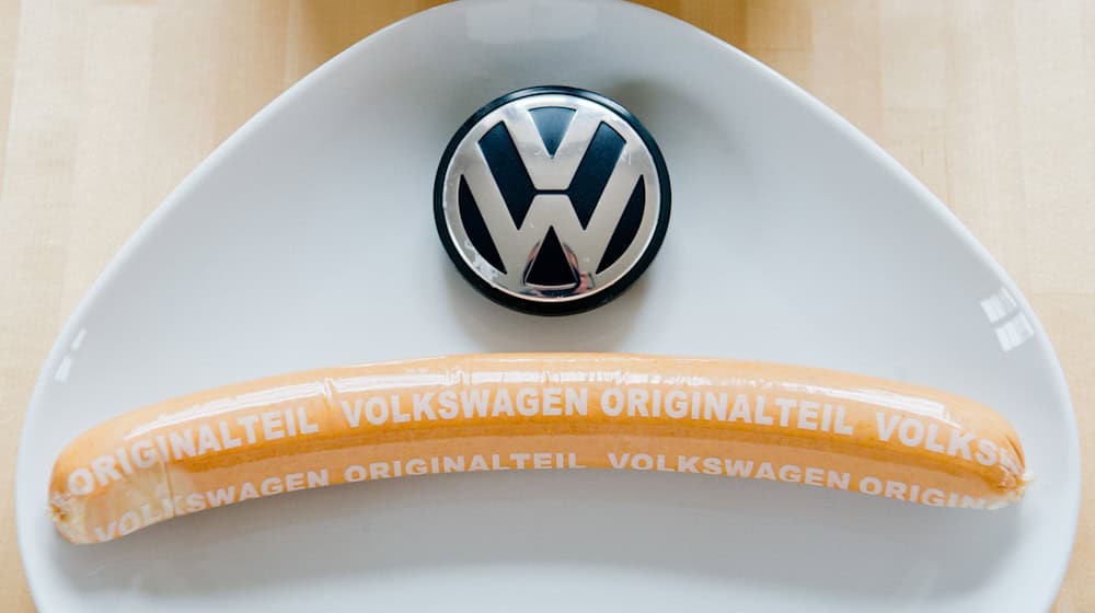 Die VW-Currywurst ist nicht nur in den Werkskantinen erhältlich, sondern auch in vielen Supermärkten. (Archivfoto) / Foto: Julian Stratenschulte/dpa