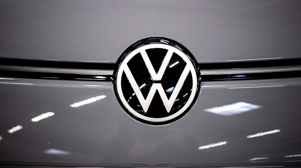 Die Verantwortlichen der VW-Finanzsparte erwarten ein besseres Jahr 2025. / Foto: Sina Schuldt/dpa