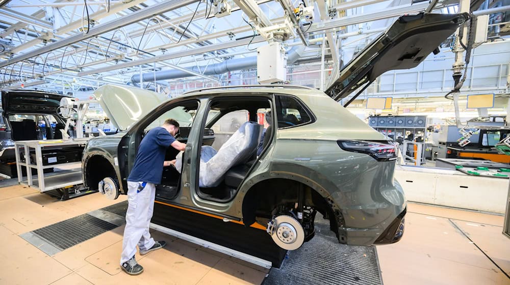 Mitarbeiter montieren in Wolfsburg den VW Tayron. (Archivbild) / Foto: Julian Stratenschulte/dpa