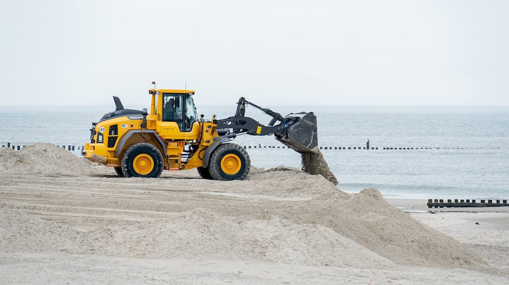 Damit die Strandkörbe am Nordseestrand von Wangerooge Platz finden, muss neuer Sand aufgeschüttet werden. / Foto: Hauke-Christian Dittrich/dpa