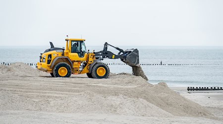 Damit die Strandkörbe am Nordseestrand von Wangerooge Platz finden, muss neuer Sand aufgeschüttet werden. / Foto: Hauke-Christian Dittrich/dpa