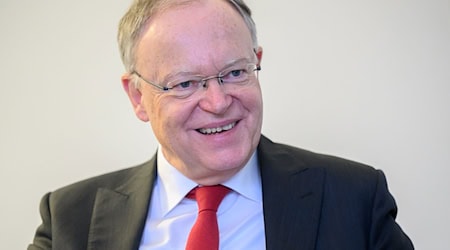 Ministerpräsident Stephan Weil lobt die Einigung zwischen den Spitzen von Union und SPD in Berlin. (Archivbild) / Foto: Julian Stratenschulte/dpa