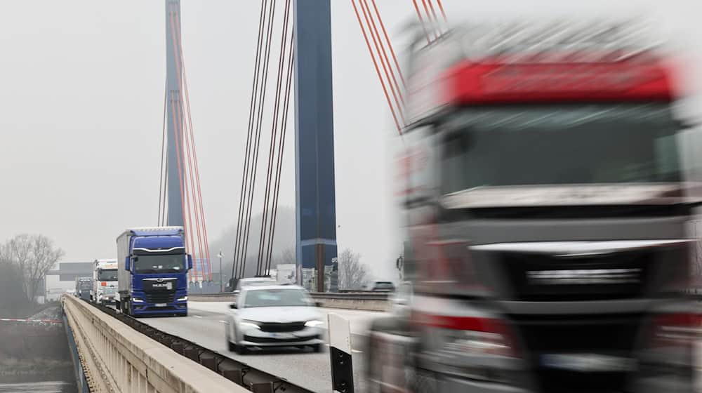 Illustration: Nach einem Unfall mit drei Lastwagen an der Norderelbbrücke ist die Fahrbahn Richtung Norden wieder frei. / Foto: Christian Charisius/dpa