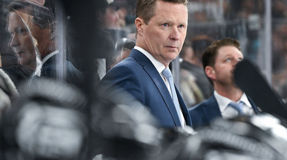 Wolfsburgs Eishockey-Trainer Mike Stewart freut sich über Vertragsverlängerung mit Robin Veber / Foto: Sven Hoppe/dpa