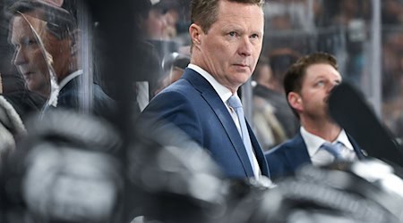 Wolfsburgs Eishockey-Trainer Mike Stewart freut sich über Vertragsverlängerung mit Robin Veber / Foto: Sven Hoppe/dpa