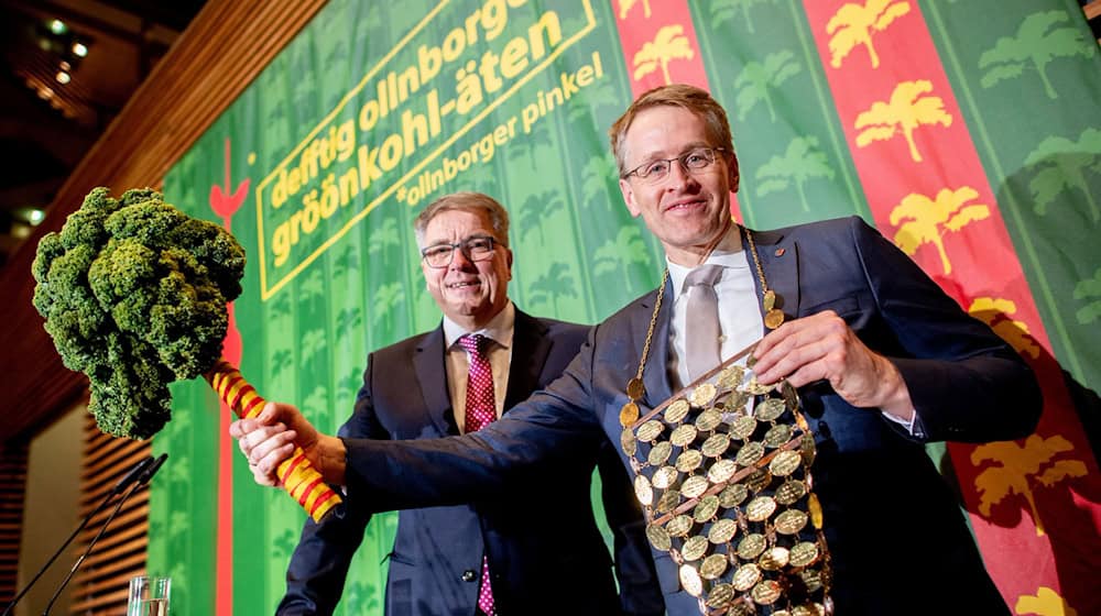 Neuer Grünkohlregent: Daniel Günther (CDU, r.)  / Foto: Hauke-Christian Dittrich/dpa