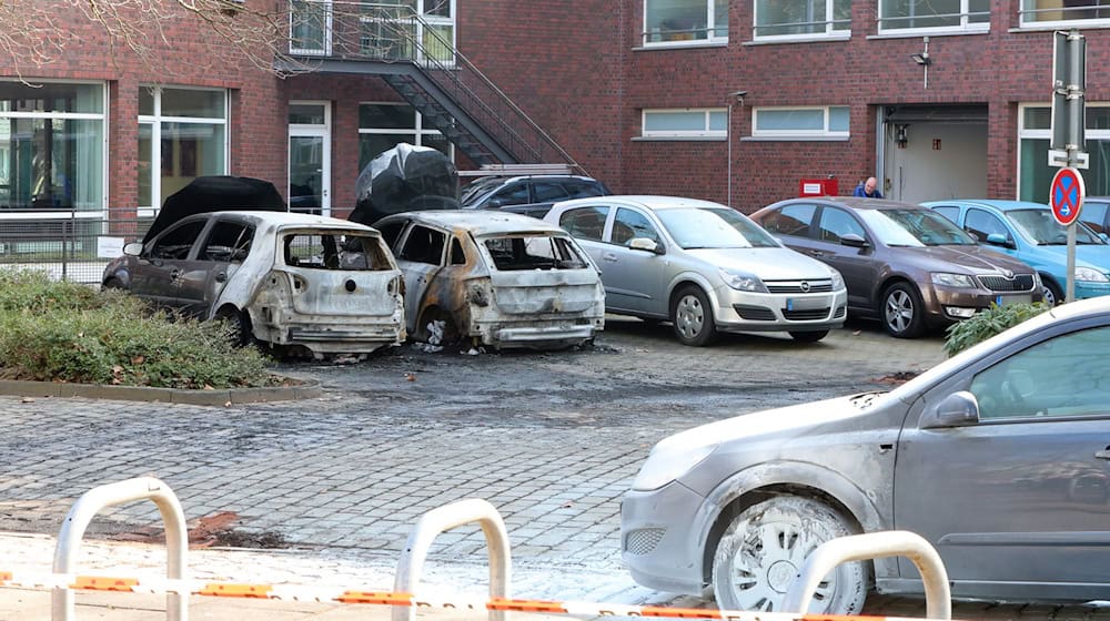 Die Polizei geht von Brandstiftung aus.  / Foto: Christian Butt/dpa