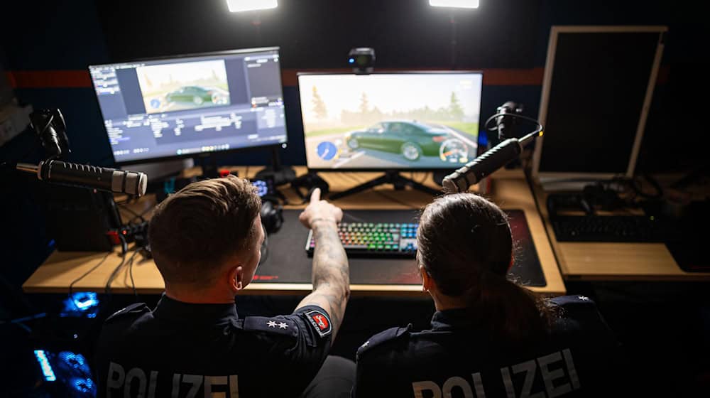 Die Polizisten «Janni» und «Jo» gehören zum fünfköpfigen Twitch-Team der Polizei Hannover. / Foto: Moritz Frankenberg/dpa