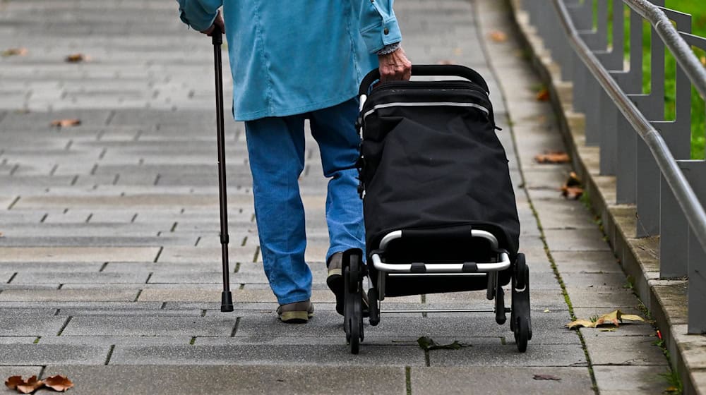 Eine 89-jährige Ladendiebin soll mit einem Gehstock Mitarbeiter geschlagen haben. (Symbolbild)  / Foto: Jens Kalaene/dpa