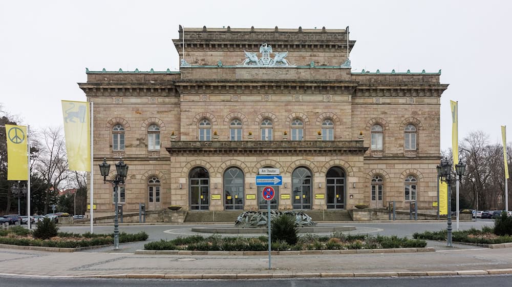 Nach dem Brand im Theater fällt auch am Donnerstag die Vorstellung aus. (Archivbild) / Foto: Ole Spata/dpa