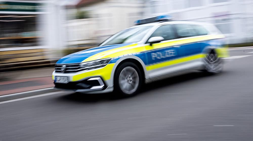 Nach einem Sturz aus einem Fenster ermittelt die Polizei wegen eines versuchten Tötungsdelikts. (Symbolbild) / Foto: Sina Schuldt/dpa