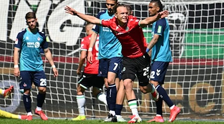 Hannovers Lars Gindorf feiert sein Tor zum 1:0 gegen Köln. / Foto: Swen Pförtner/dpa